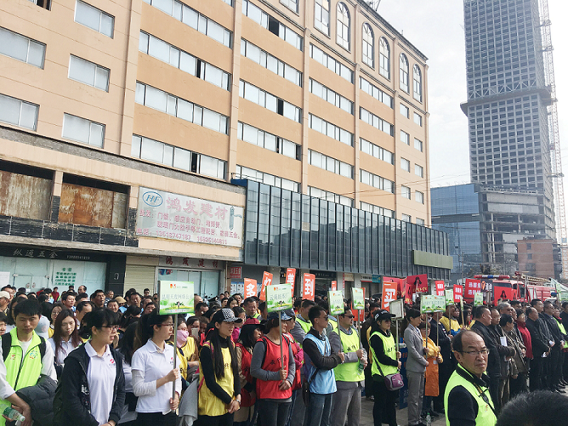 2017年3月5日，是我國(guó)第54個(gè)學(xué)雷鋒紀(jì)念日。3月份的春天萬物復(fù)蘇，百花齊放。陽光透過淡薄的云層照耀著大地，它的萬道金光愉快地普照著萬物。春風(fēng)拂面,是那么清柔,那么親切,就像是雷鋒的精神一直溫暖著、鼓舞著我們!